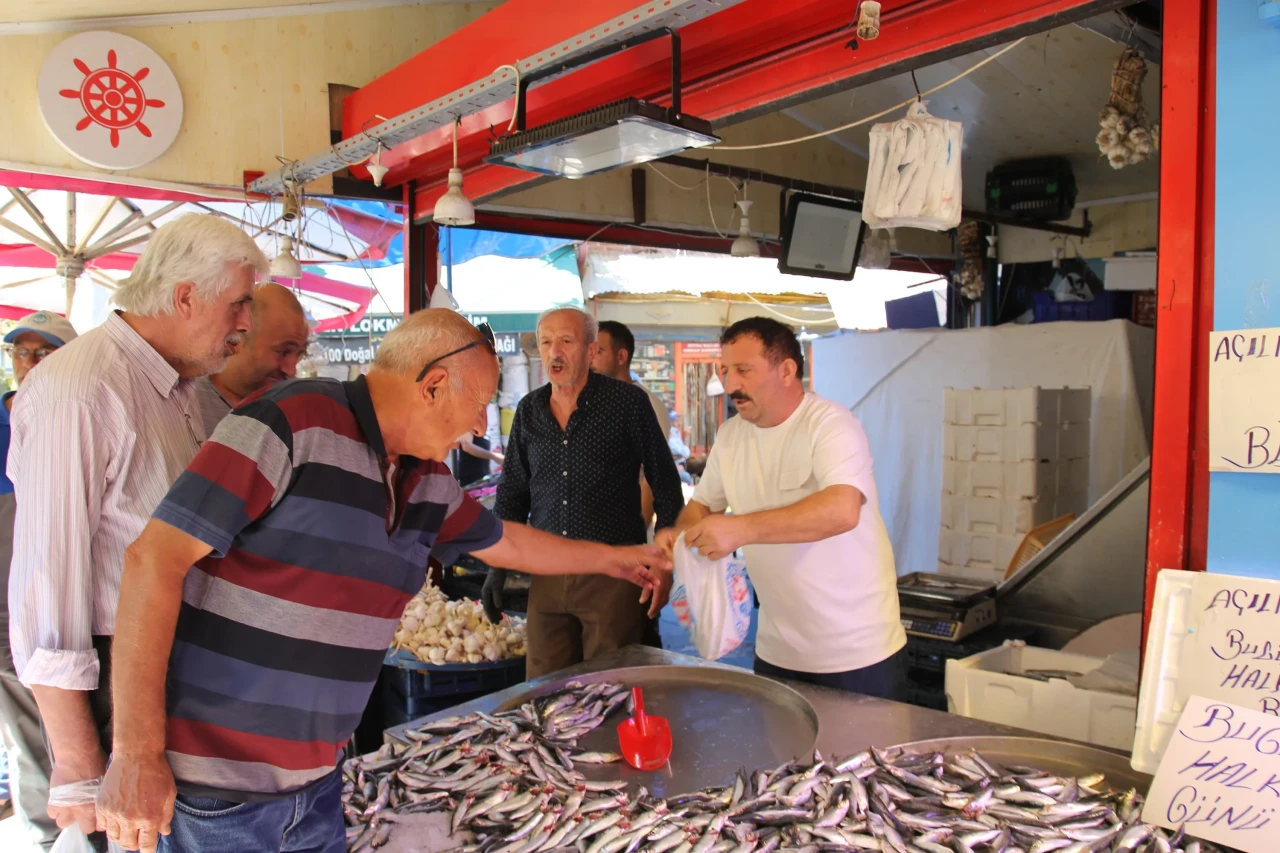 Taşbaşı’nda Bir Balıkçı Ücretsiz 5 Ton Balık Dağıttı