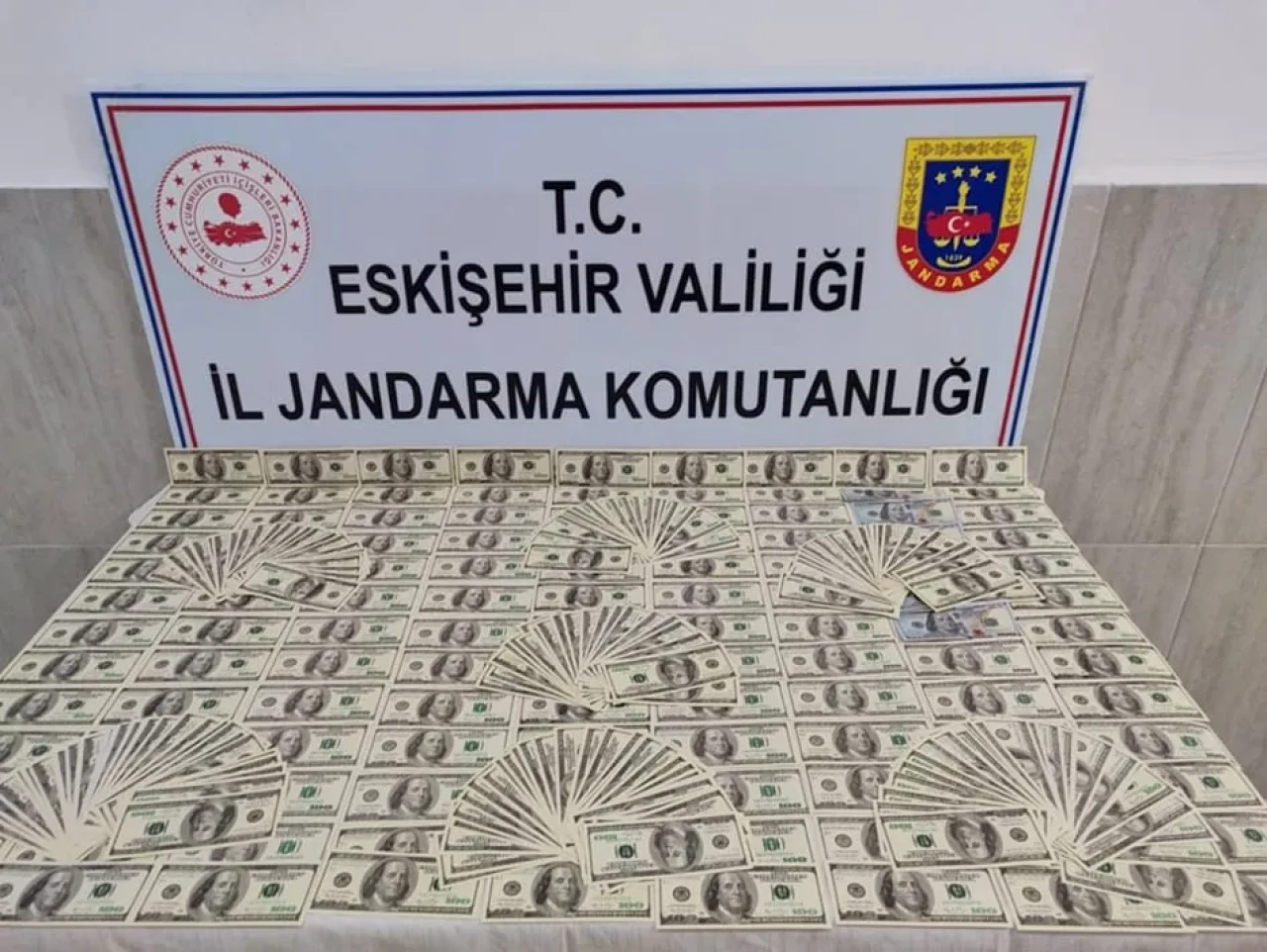 Eskişehir’de 1 Milyon TL Değerinde Sahte Dolar Ele Geçirildi