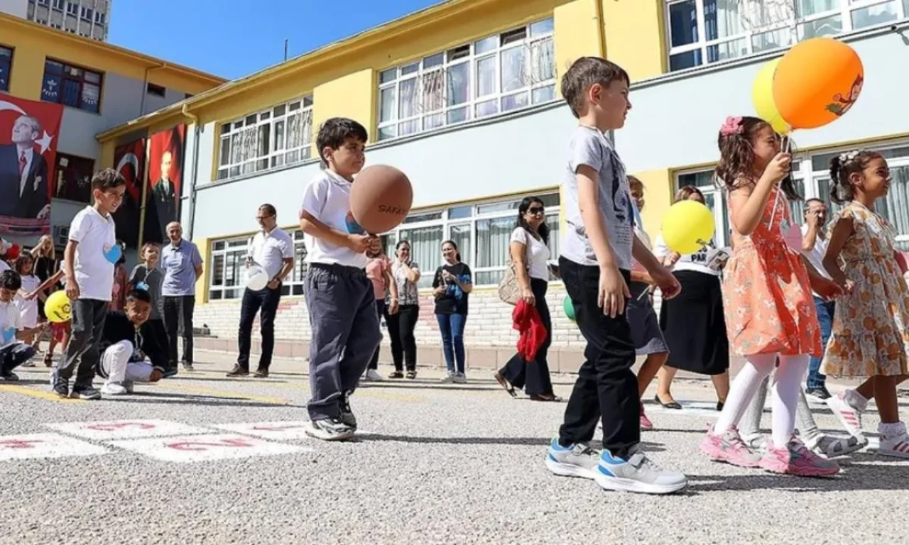 Eskişehir'de 8 Eylül okullar saat kaçta açılacak? Yarın Eskişehir'de dersler 10.00'da mı başlayacak?