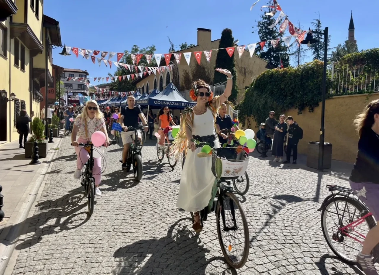 Süslü kadınlar Eskişehir’de pedalladı