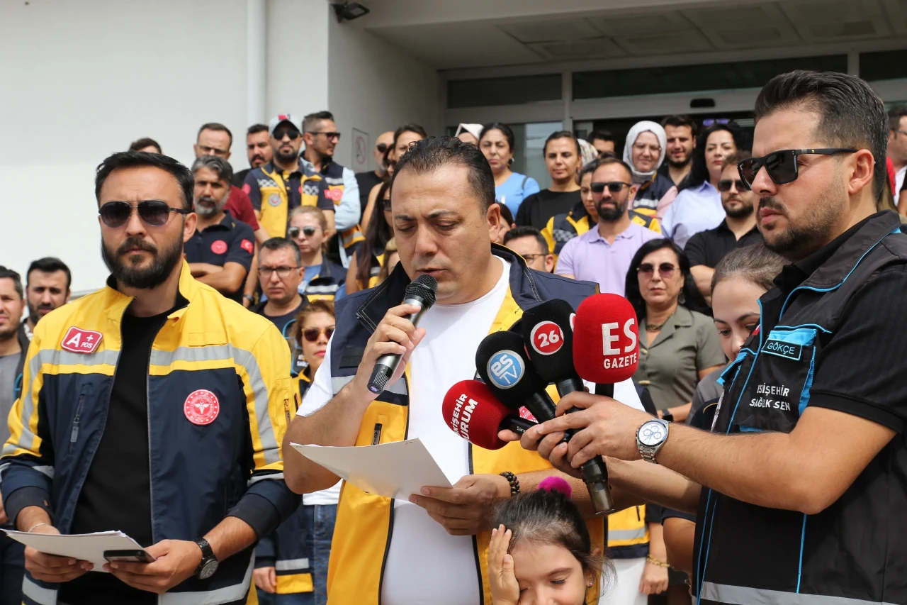 Sağlık-Sen: "Ambulansın önünü kesmek, toplumun nefesini kesmektir"