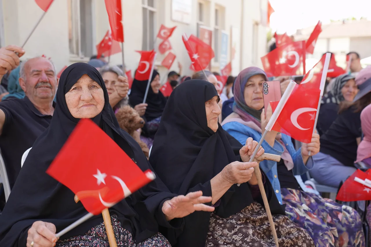 Üretici Kadınlar ve Mahalle Halkı Hasat Şenliğinde Buluştu