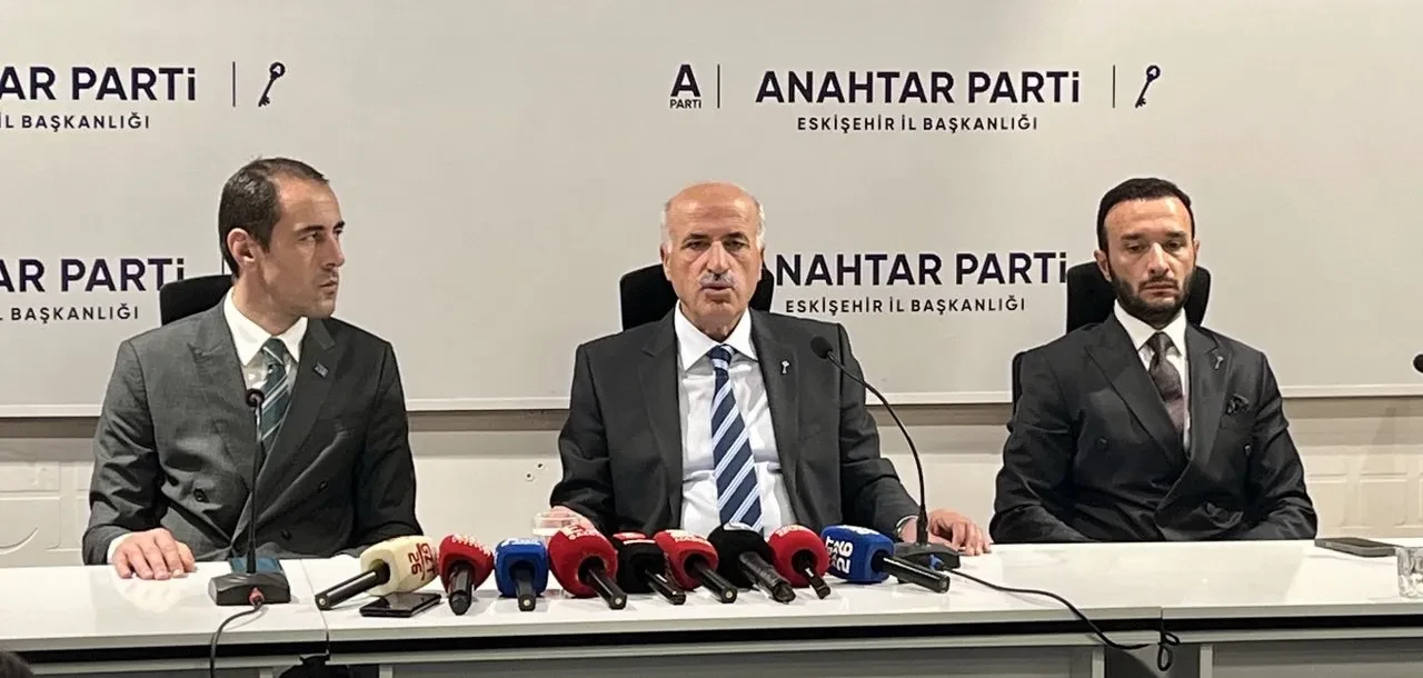 "Siyasal Çeşitlilik İki Aksa İndirgenemez"