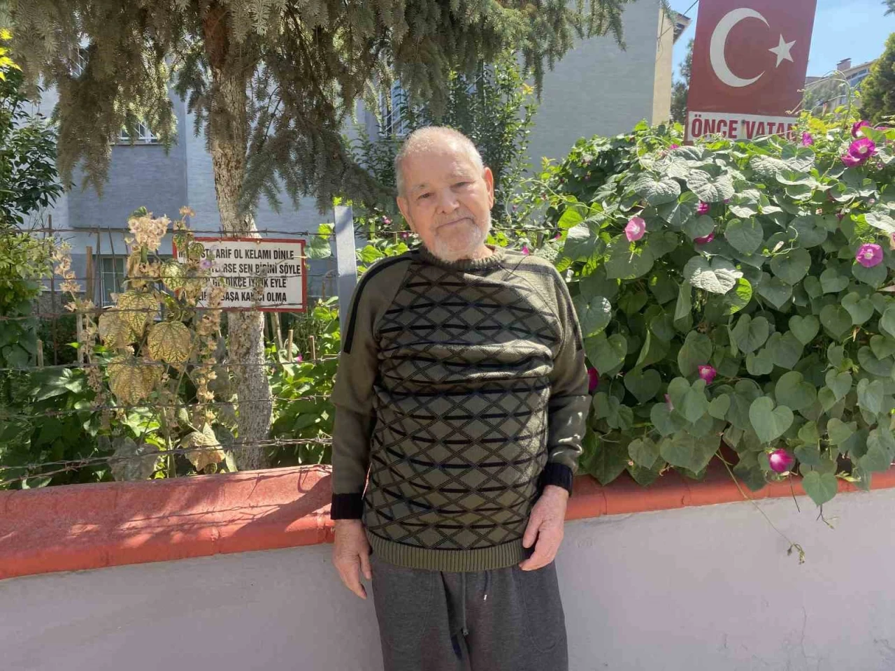 Bayram amcanın özlü sözlerle dolu bahçesi dikkat çekiyor