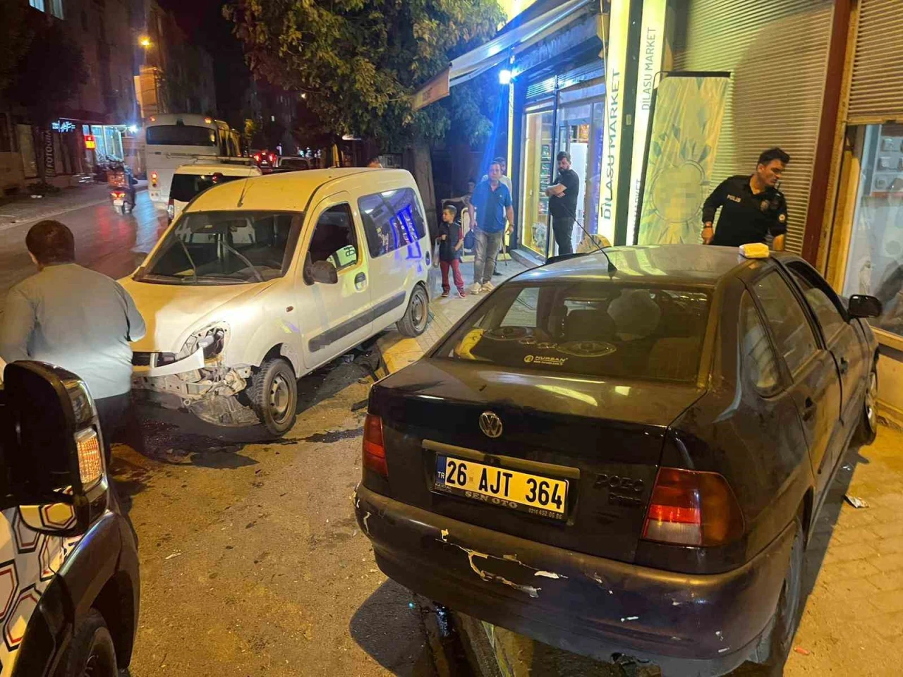 Eskişehir’de çarpışan araçlardan biri dükkana girdi!
