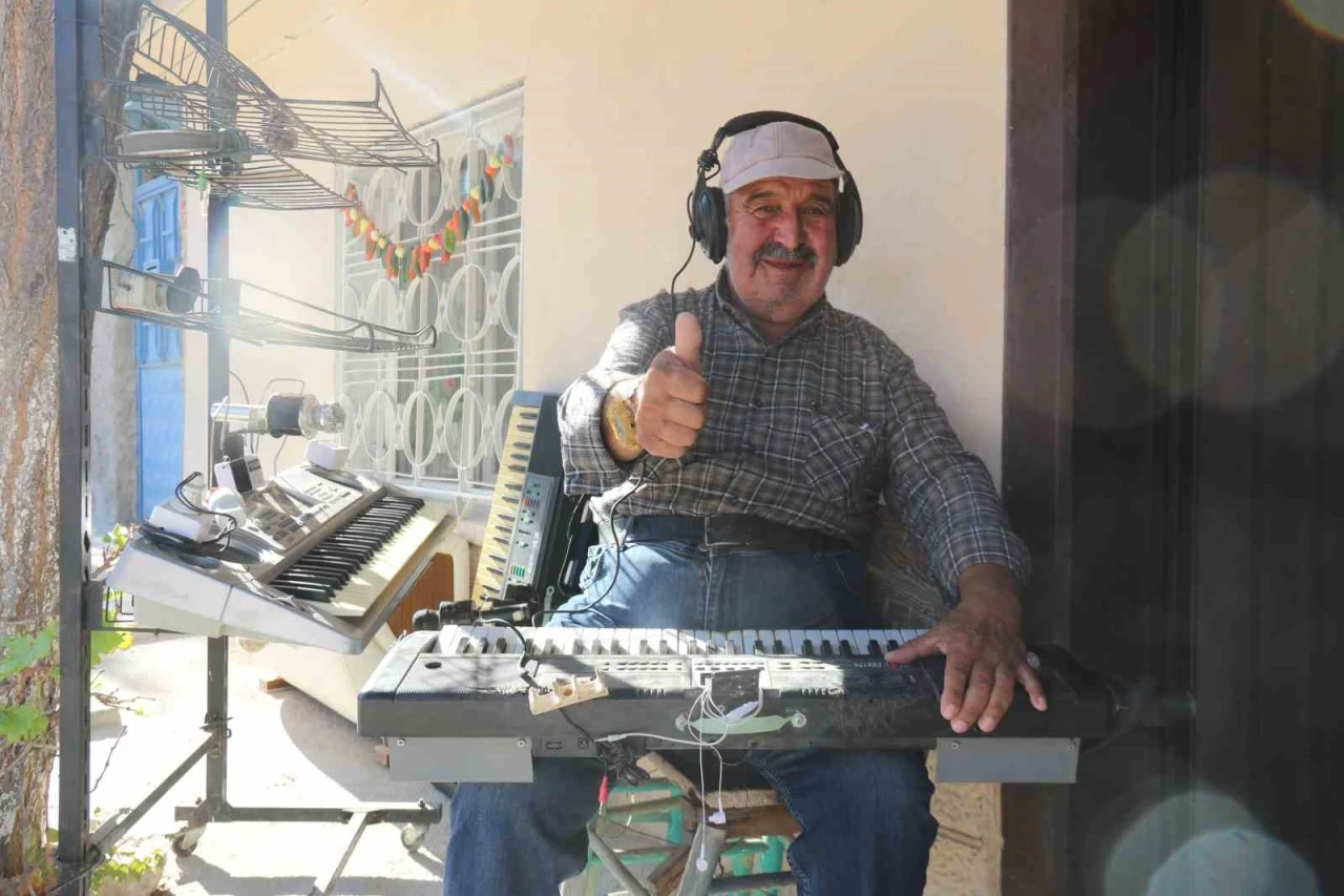 60 Yaşındaki Etem Amca Her Gün Tek Kişilik Konser Veriyor!