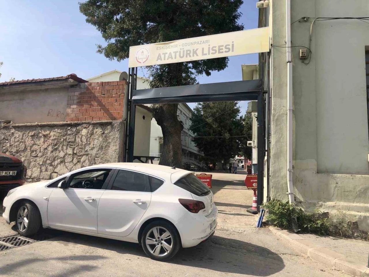 Atatürk Lisesi’nin Kapısına Kamyon Çarptı