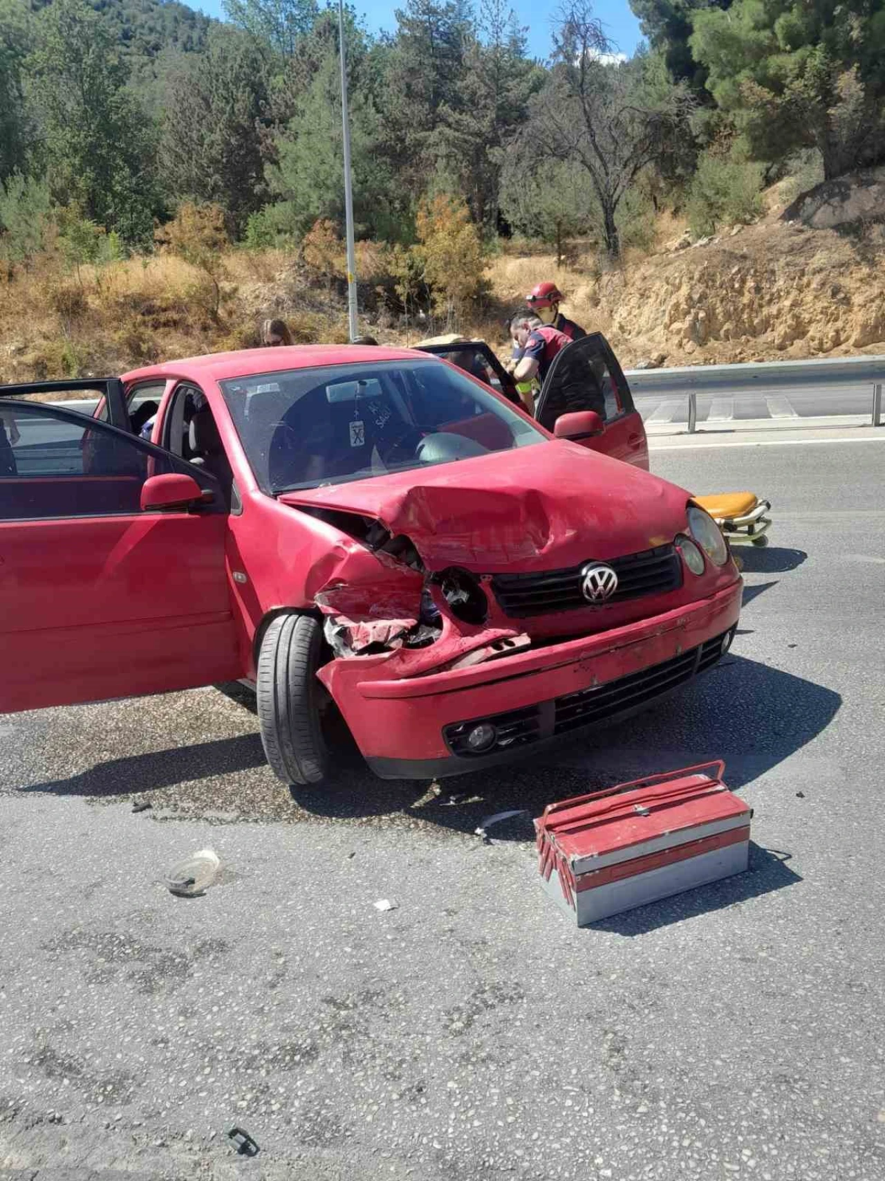 Bilecik’te Kontrolden Çıkan Otomobil Bariyerlere Çarptı: 1 Yaralı