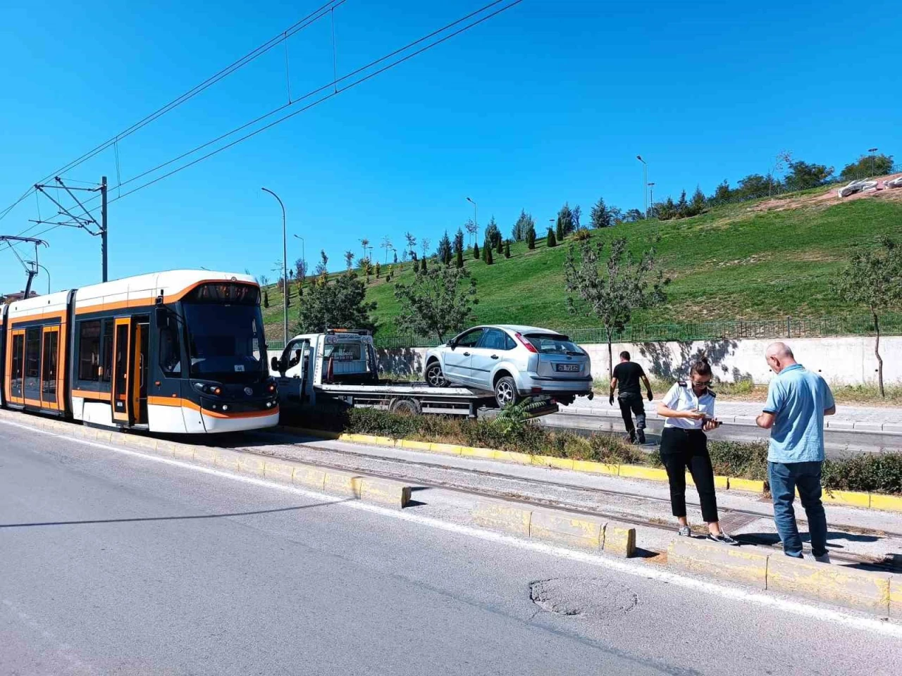 Sürücü Kontrolü Kaybetti, Tramvay Yoluna Girdi