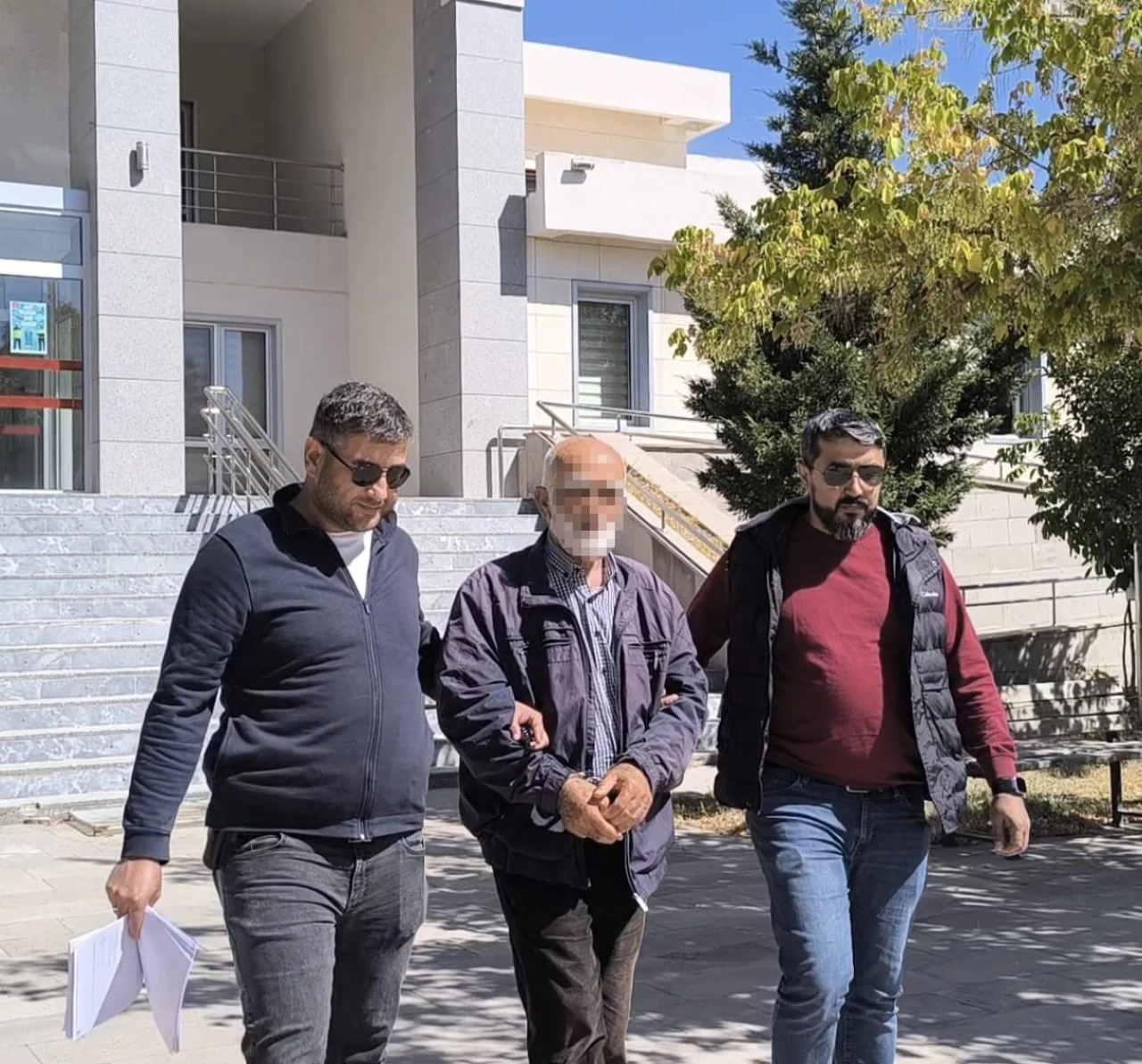 Afyonkarahisar’da Firari Şahıs Kardeşinin Kimliğiyle Yakalandı