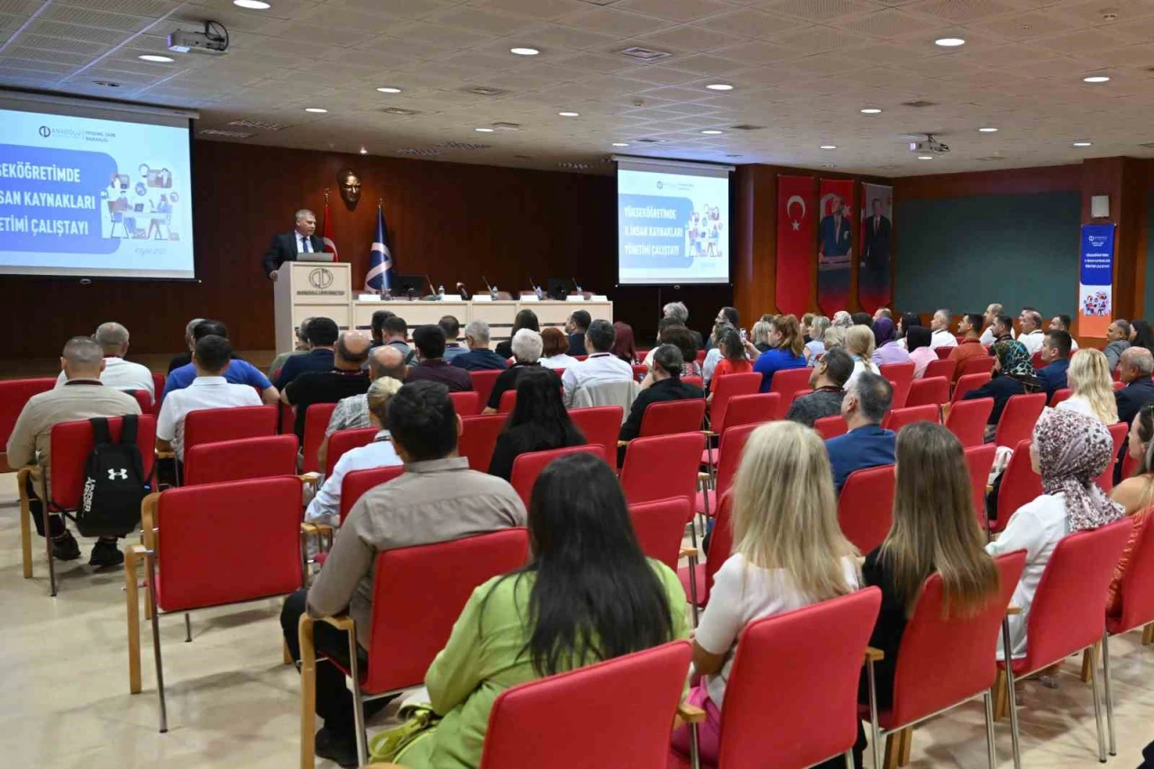 29 Şehir, 65 Uzman: Anadolu Üniversitesi’nde İnsan Kaynakları Çalıştayı