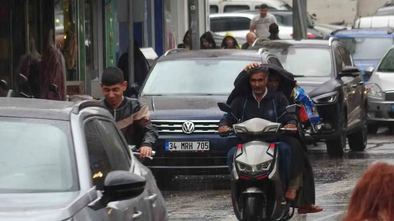 Kilis'te sabah trafiği sağanak ve sisle karşılaştı: Sürücüler farlarıyla ilerledi