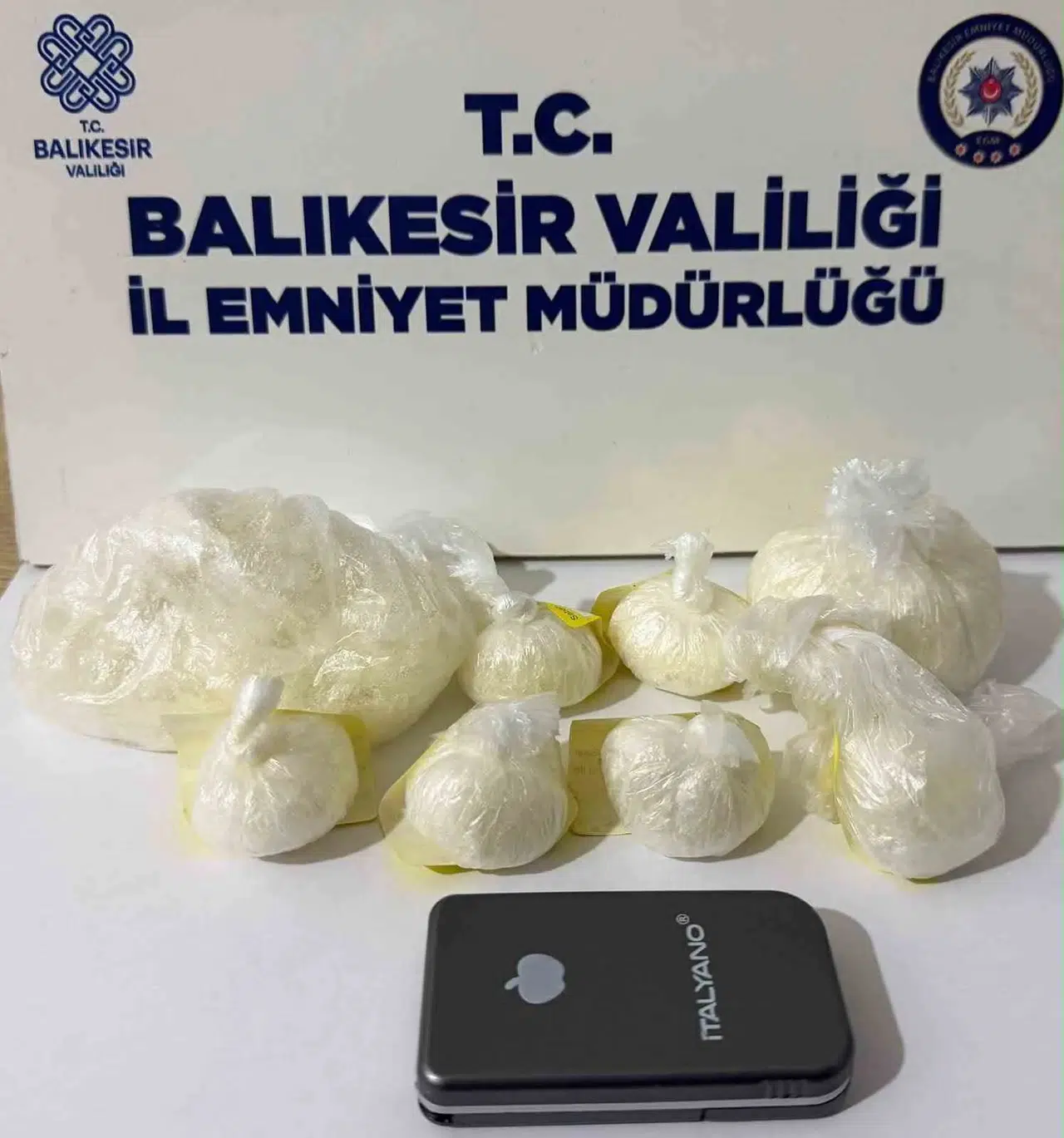 Bandırma'da polisten kaçan motosikletli şüphelinin üzerinden 153 gram metamfetamin çıktı