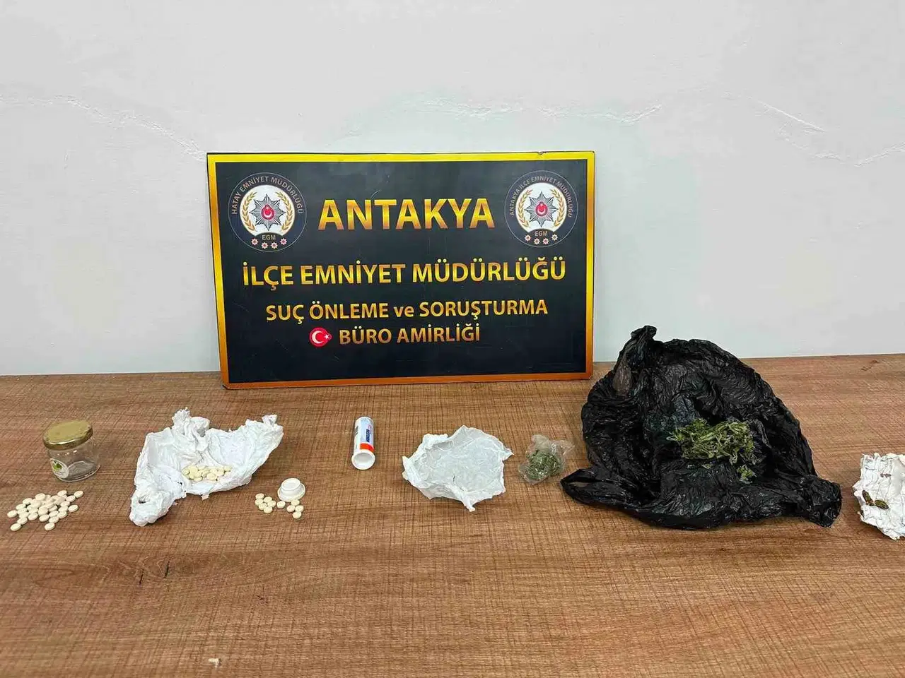 Antakya'da polisten kaçmaya çalışan 3 şüpheli uyuşturucuyla yakayı ele verdi