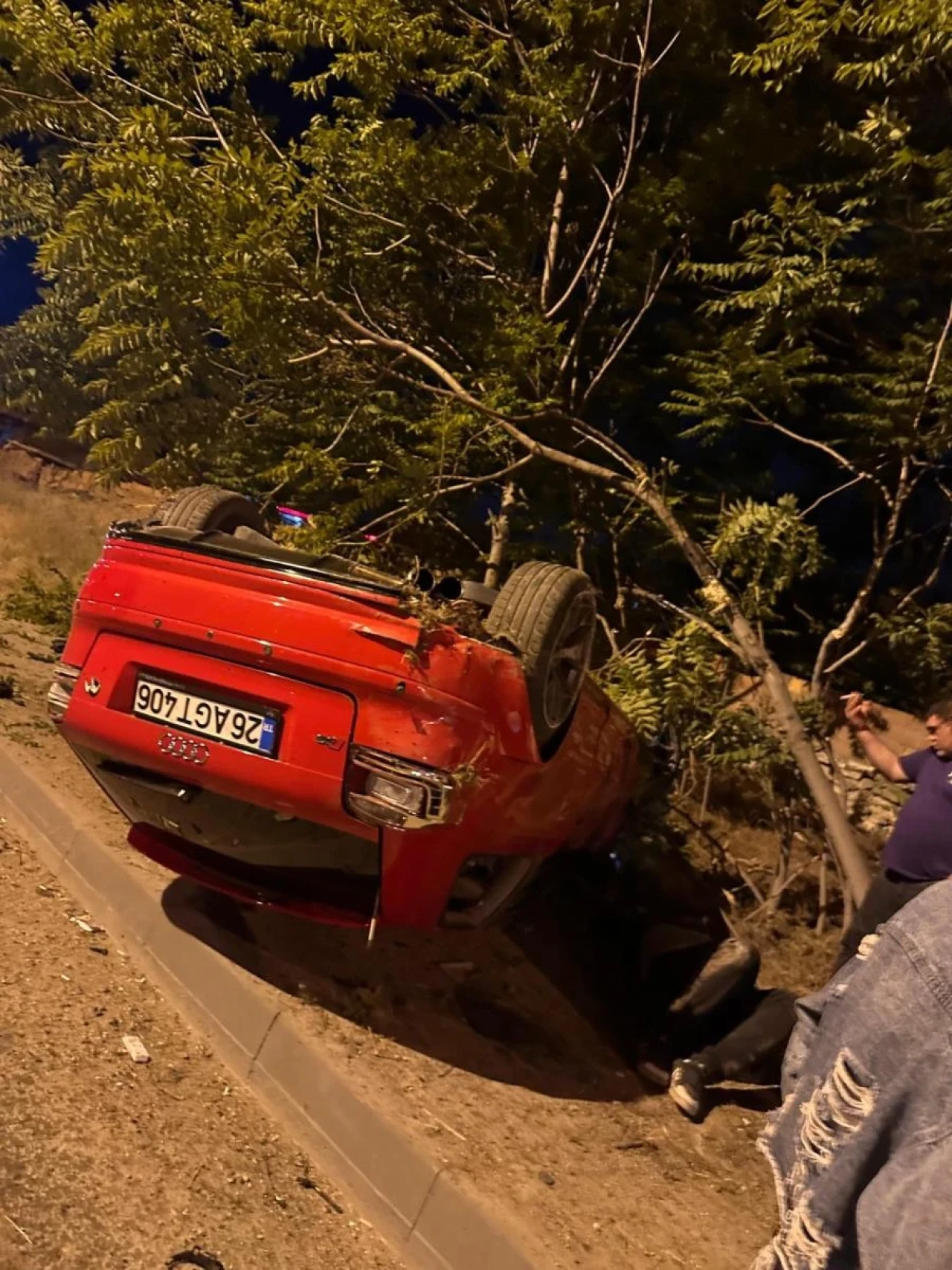 Takla Atarak Hurdaya Dönen Araçta 1 Ağır Yaralı