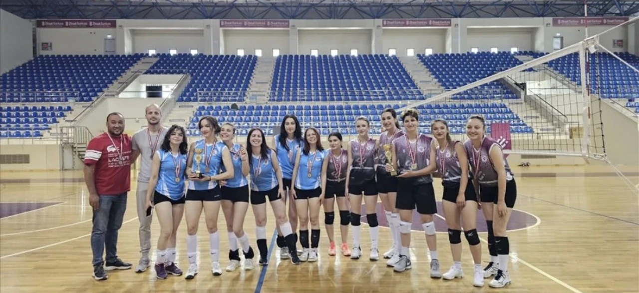 ESTÜ’de voleybol kupaları sahiplerini buldu