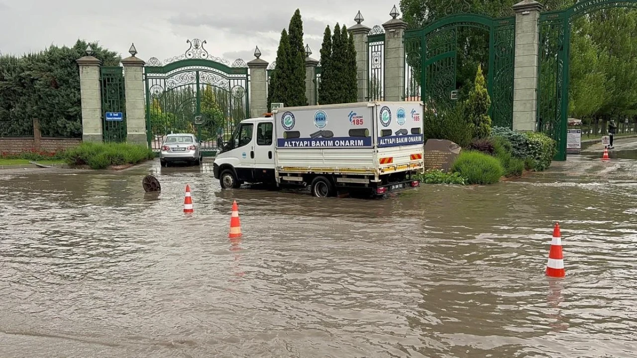 Eskişehir&#8217;de Yağış Sonrası Arabalar Yüzme Öğrendi