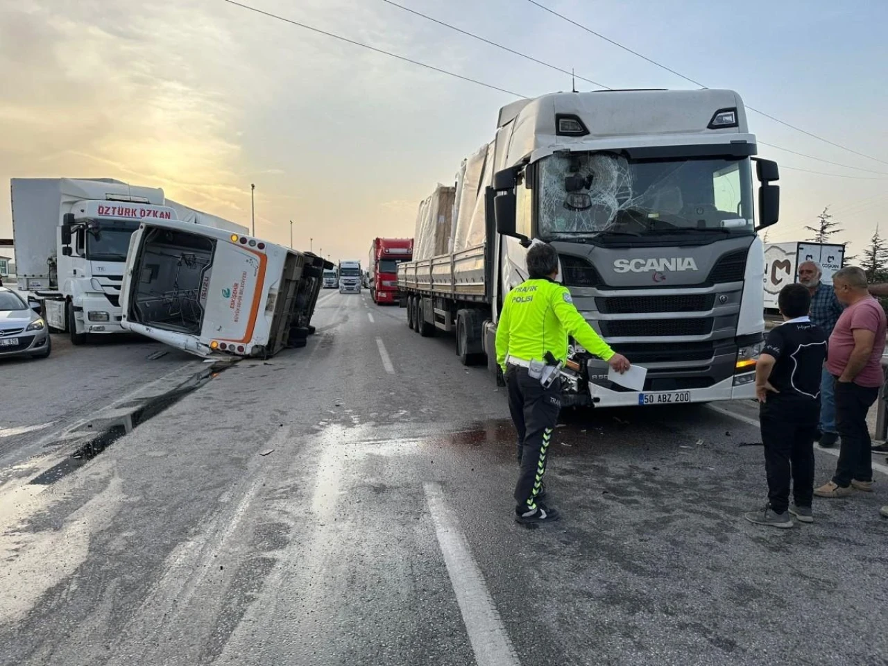 Eskişehir&#8217;de İki Tır ve Halk Otobüsü Çarpıştı: 7 Yaralı