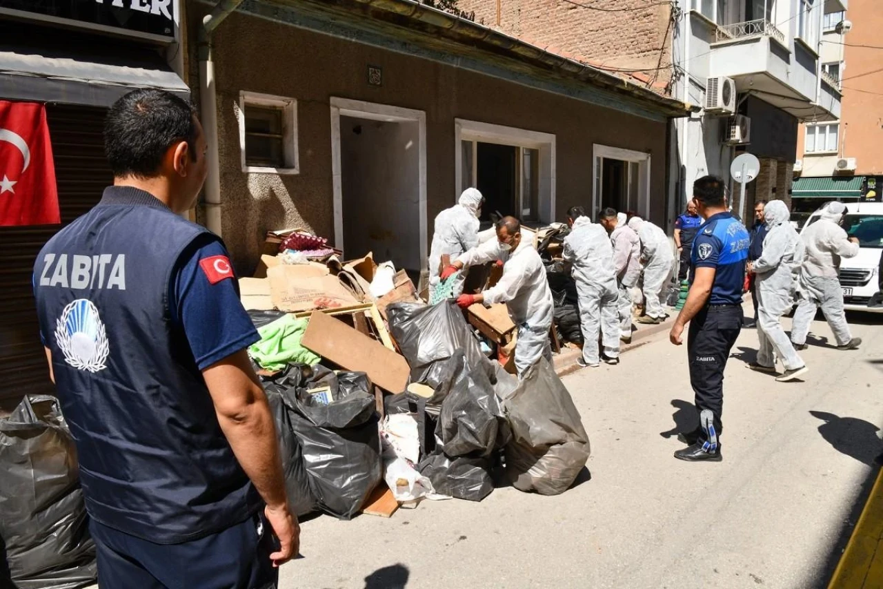 Vefat Eden Vatandaşın Çöp Evi Temizlendi