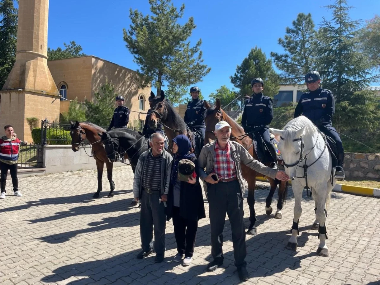 Yunus&#8217;un Türbesinde Atlı Jandarmalar Bekledi