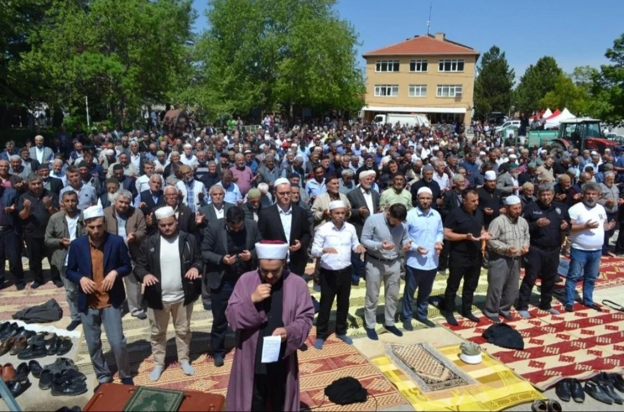 Eskişehir&#8217;e Yağmur Yağsın Diye Dua Ettiler