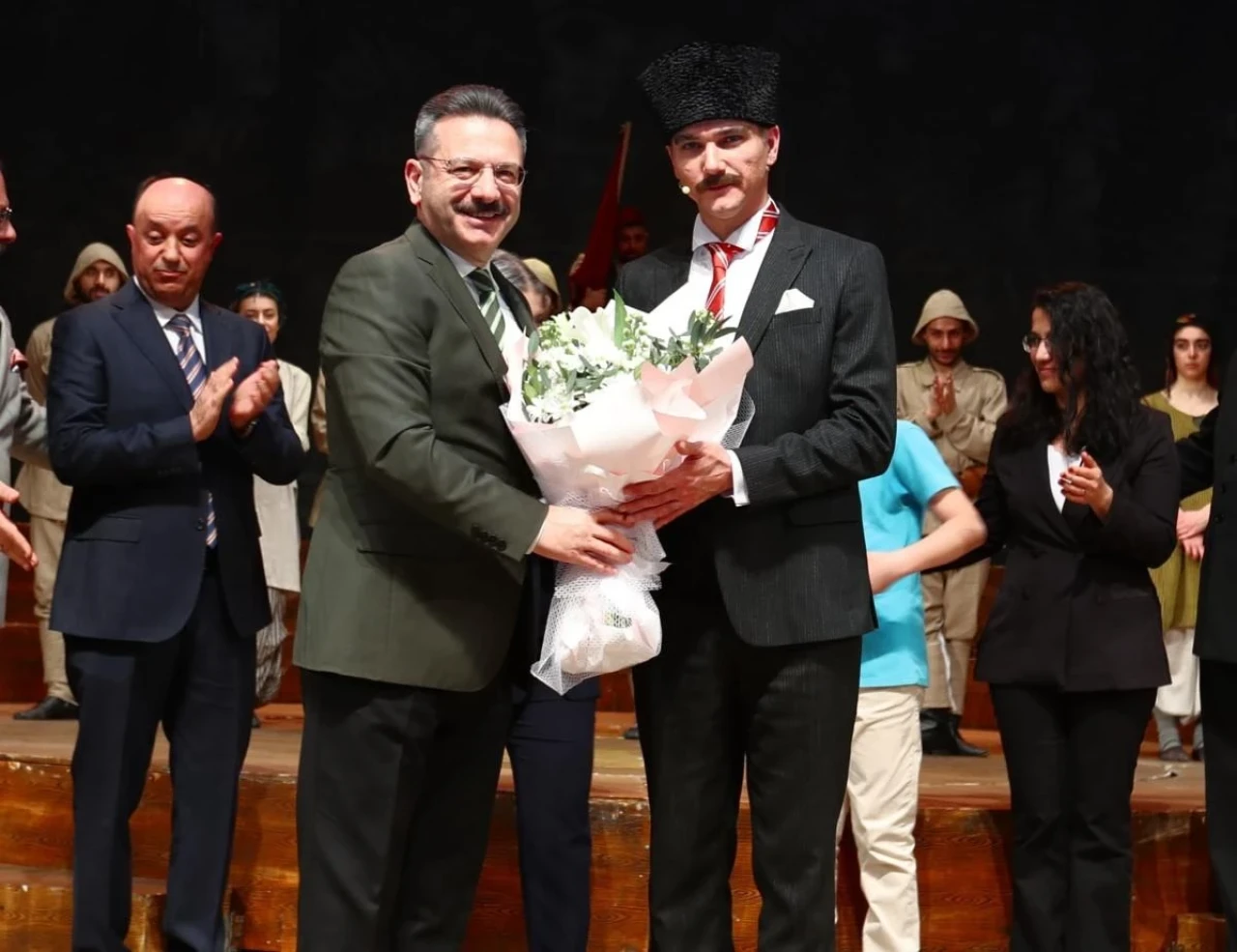 Vali Aksoy ‘Cumhuriyete Doğru’ Oyununu İzledi