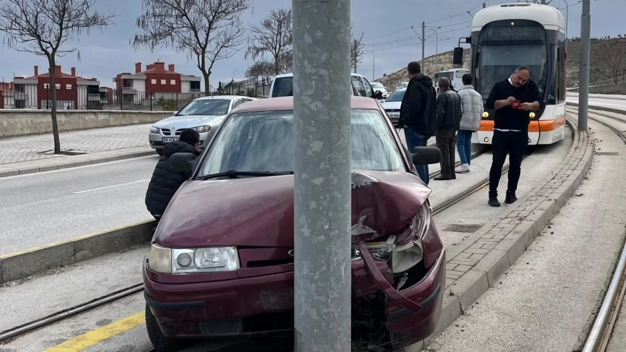 Virajı alamayan otomobil tramvay yoluna girdi