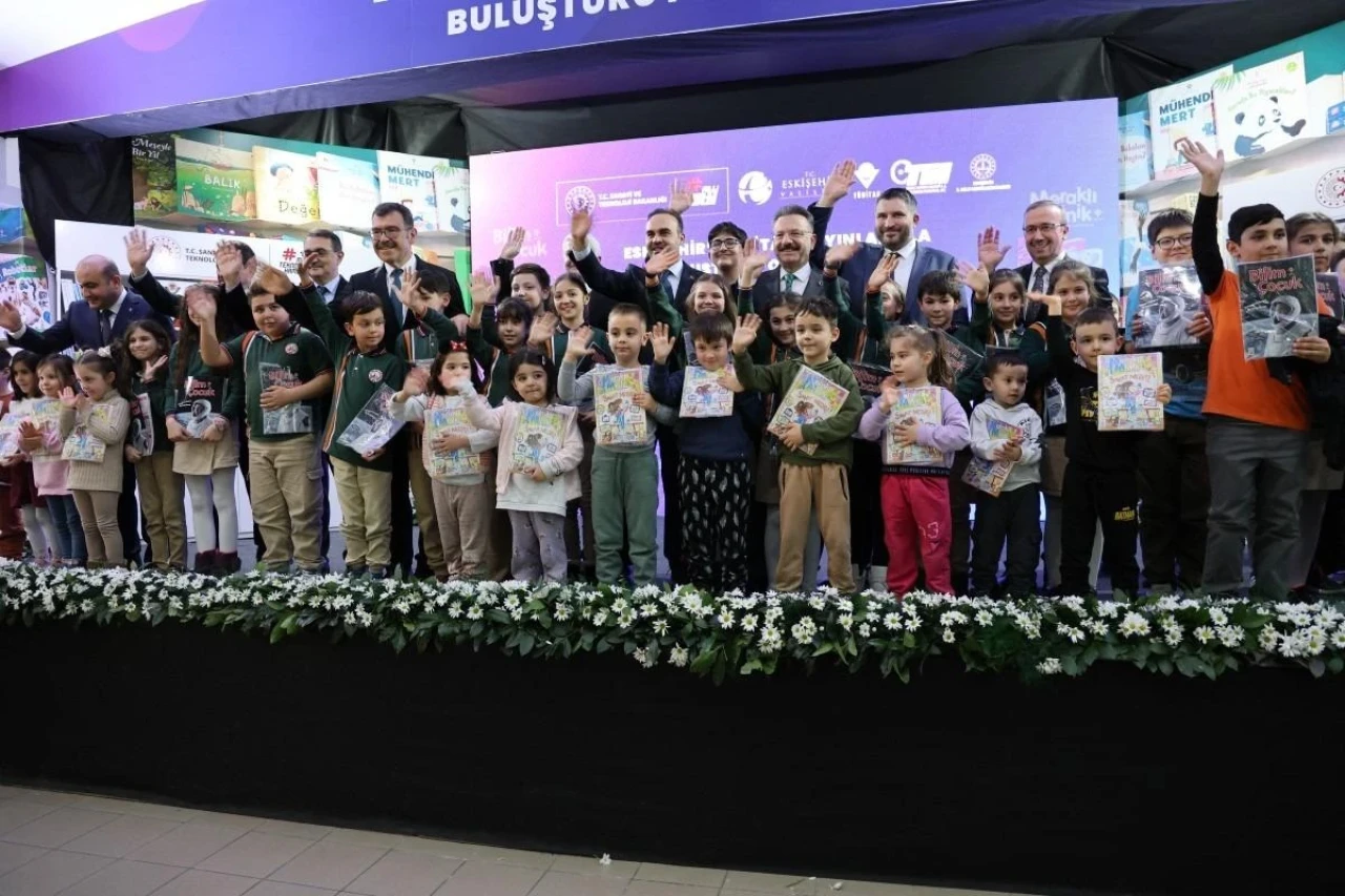 Bakan Kacır: &#8216;Gençlerimiz başarı hikâyelerimize yeni sayfalar ekleyecek&#8217;