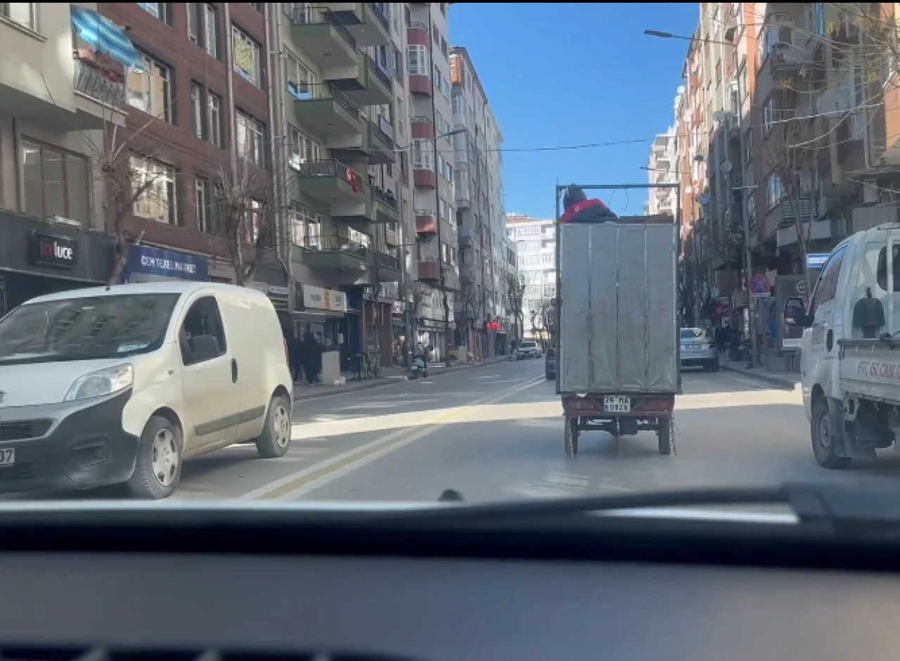 Karton yüklü motosiklet trafiği tehlikeye soktu