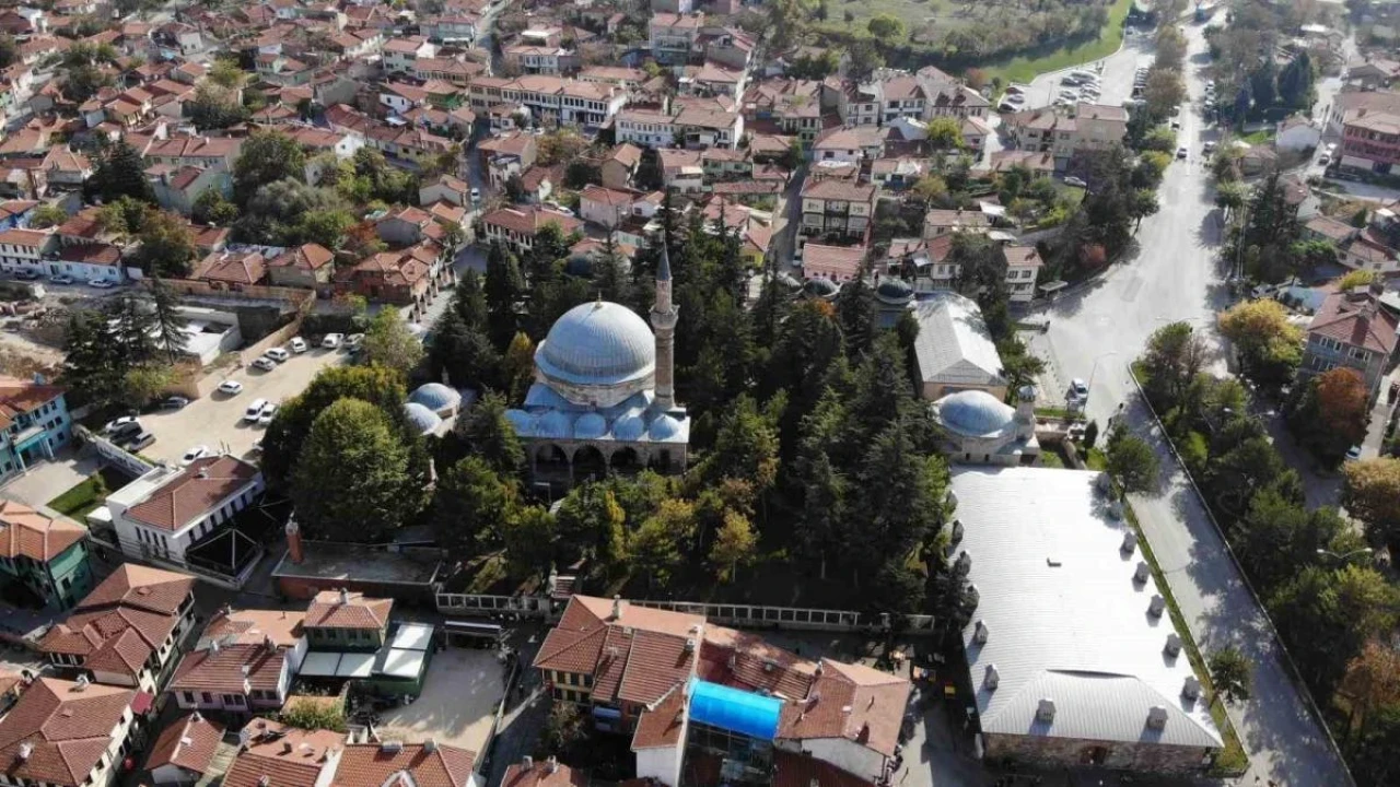 Eski̇şehi̇rde Yüzyıllardır Ayakta Kalan Tari̇hi̇ Cami̇ Vatandaşları Cezbedi̇yor