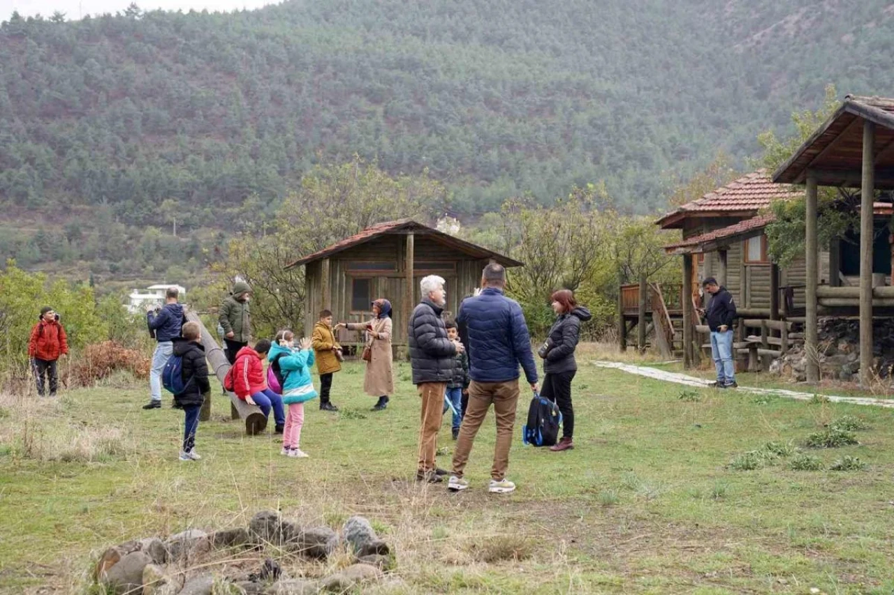 Çocuklar Doğayı Keşfedi̇yor