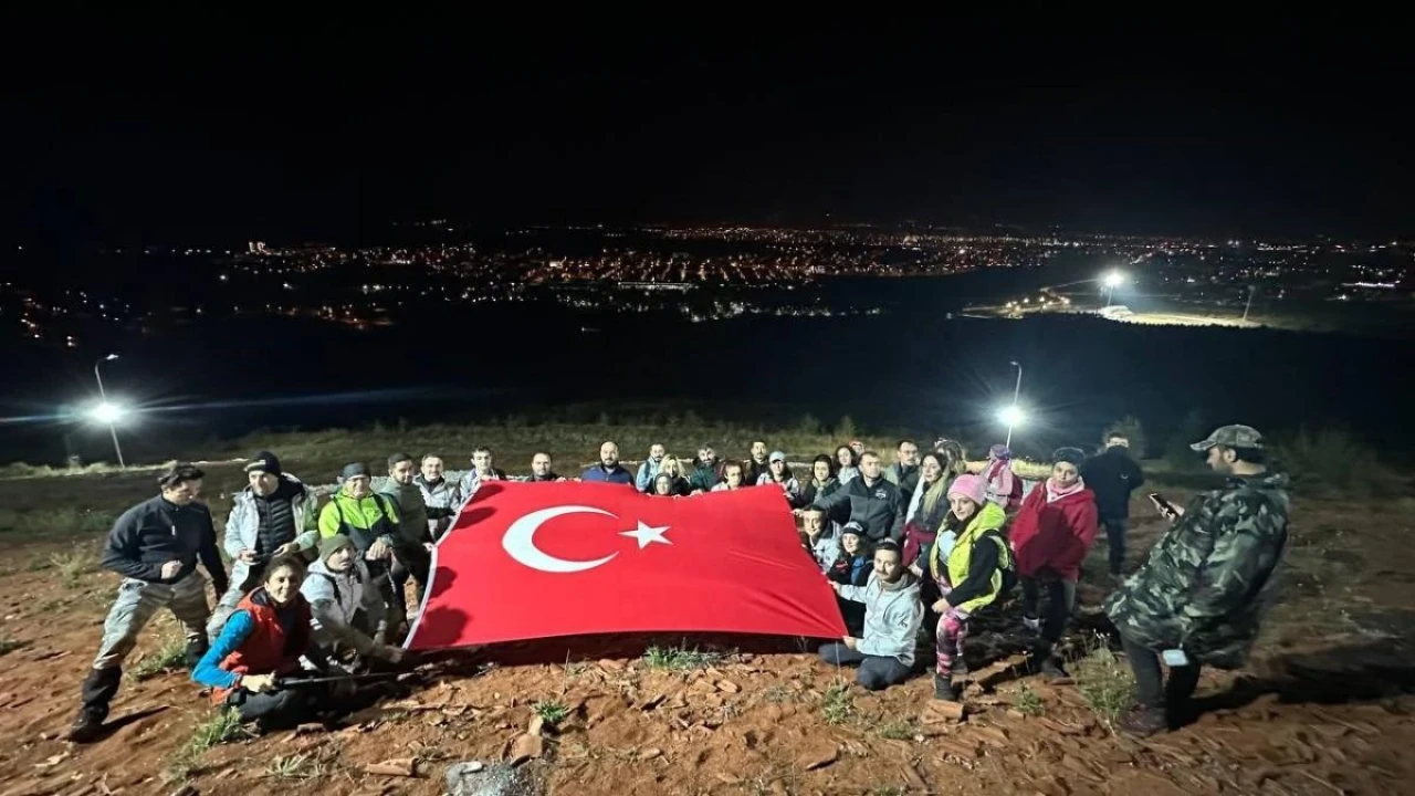 Cumhuri̇yeti̇n 100Üncü Yılını Gece Yürüyüşü İle Kutladılar