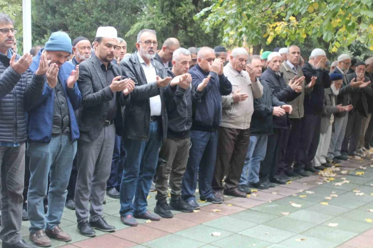 Eski̇şehi̇rde Gazzede İsrai̇li̇n Hastane Saldırısında Hayatını Kaybedenler İçi̇n Gıyabi̇ Cenaze Namazı Kılındı