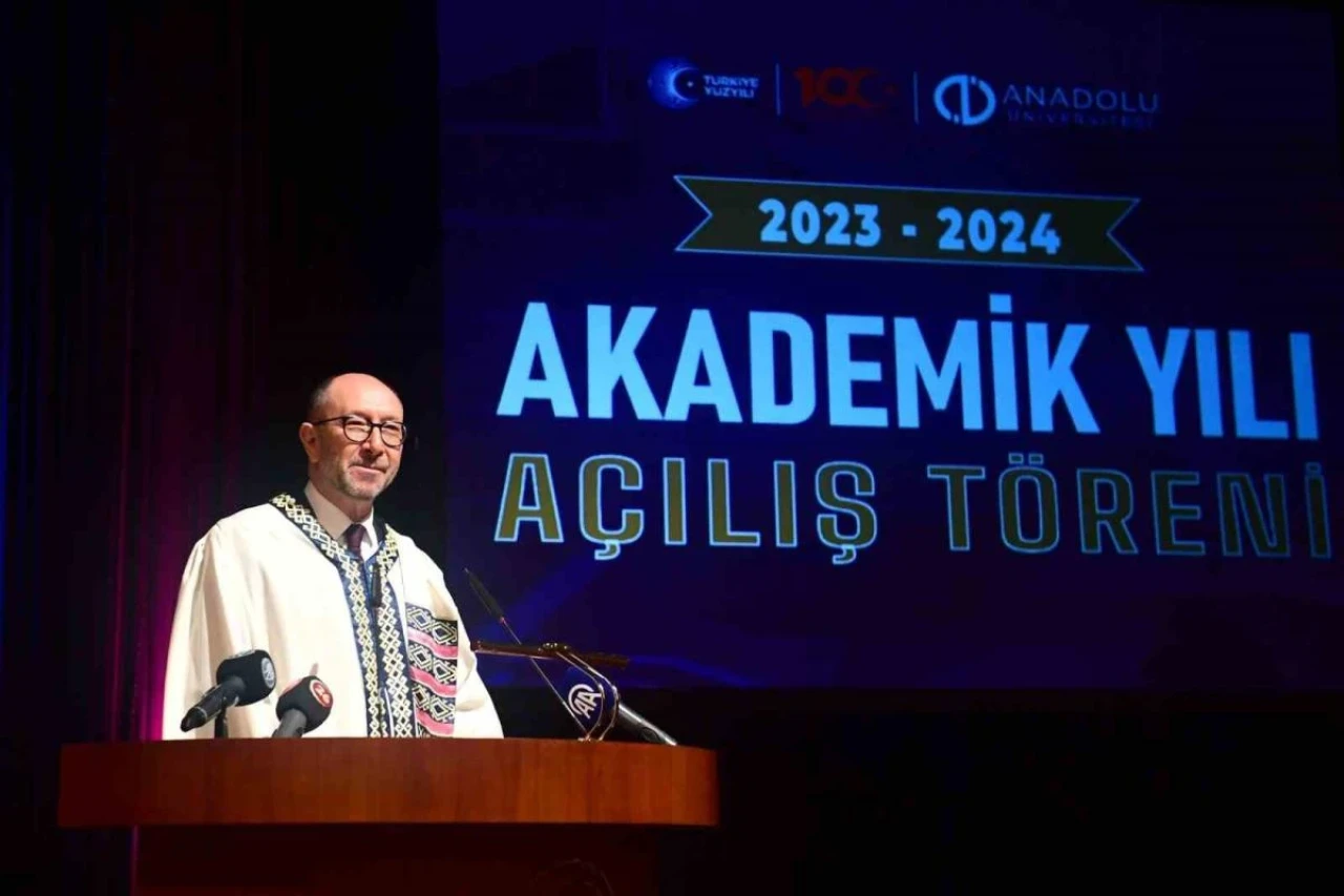 Anadolu Üni̇versi̇tesi̇ Akademi̇k Performans Ödülleri̇ Sahi̇pleri̇ni̇ Buldu