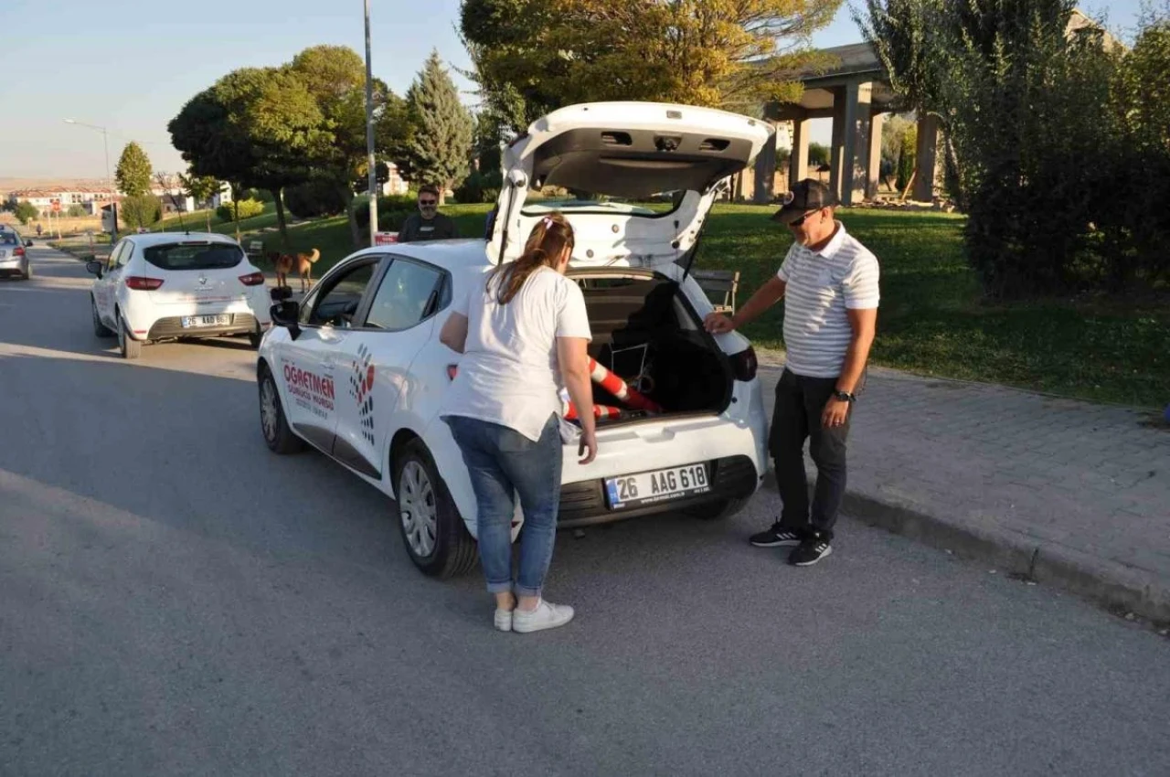 Trafi̇k Kurallarını İhlal Eden Sürücüler Yeni̇ Sürücü Adaylarına Zor Anlar Yaşatıyor