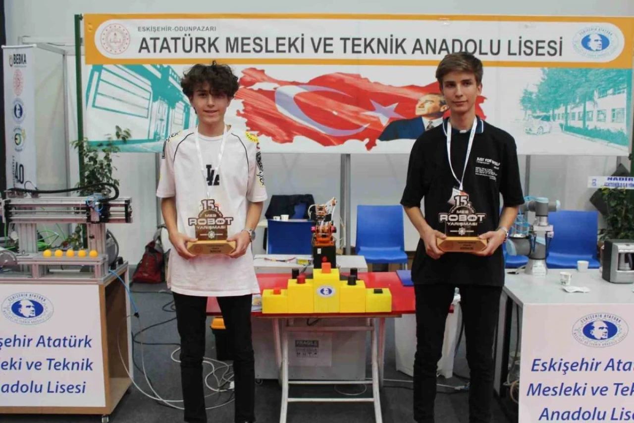 Robot Yarışmasında Dünya Bi̇ri̇nci̇si̇ Ve İki̇nci̇si̇ Olan Li̇se Öğrenci̇leri̇ Başarı Süreci̇ni̇ Anlattı