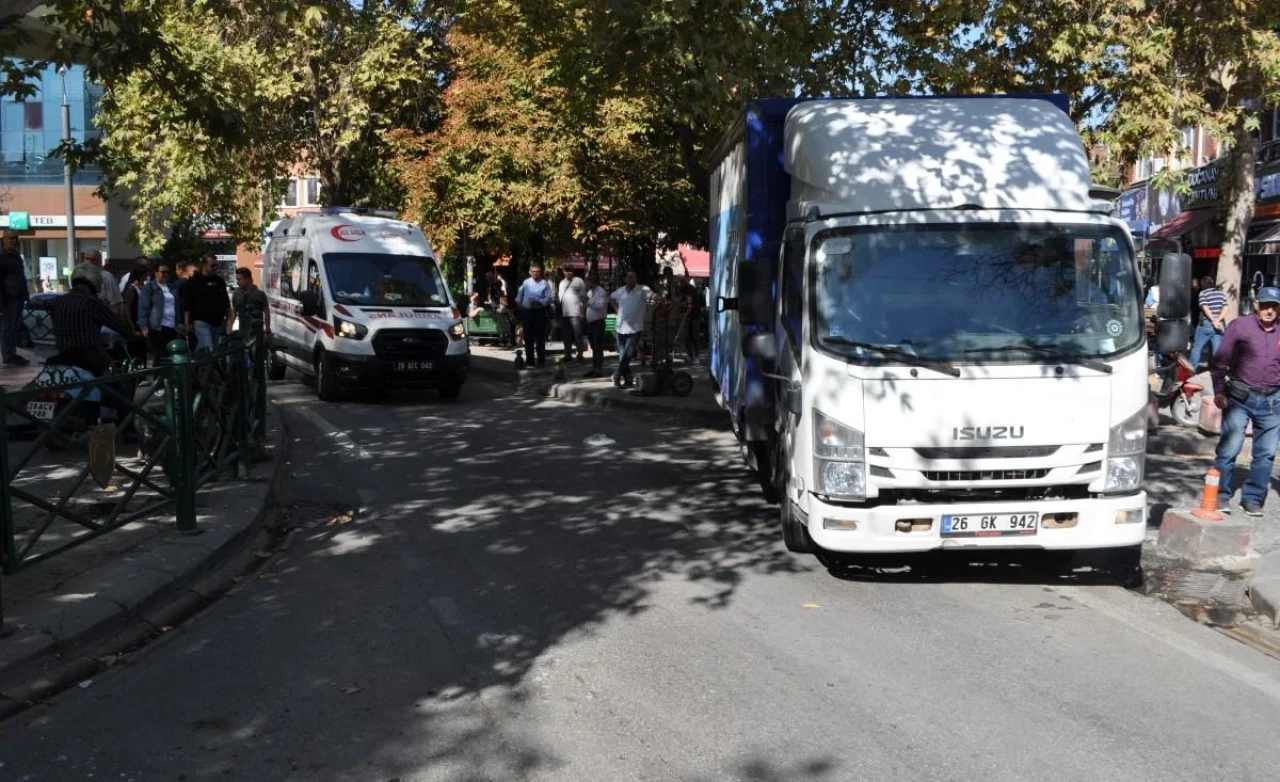 Eskişehir&#8217;de Ambulansa Engel Olan Araç Tepki Topladı