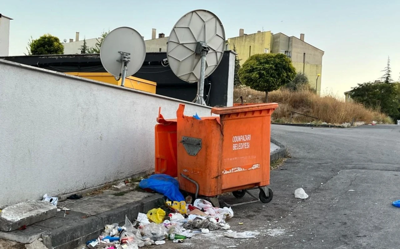 Eskişehir&#8217;deki Kırık Konteyner Değiştirilmeyi Bekliyor