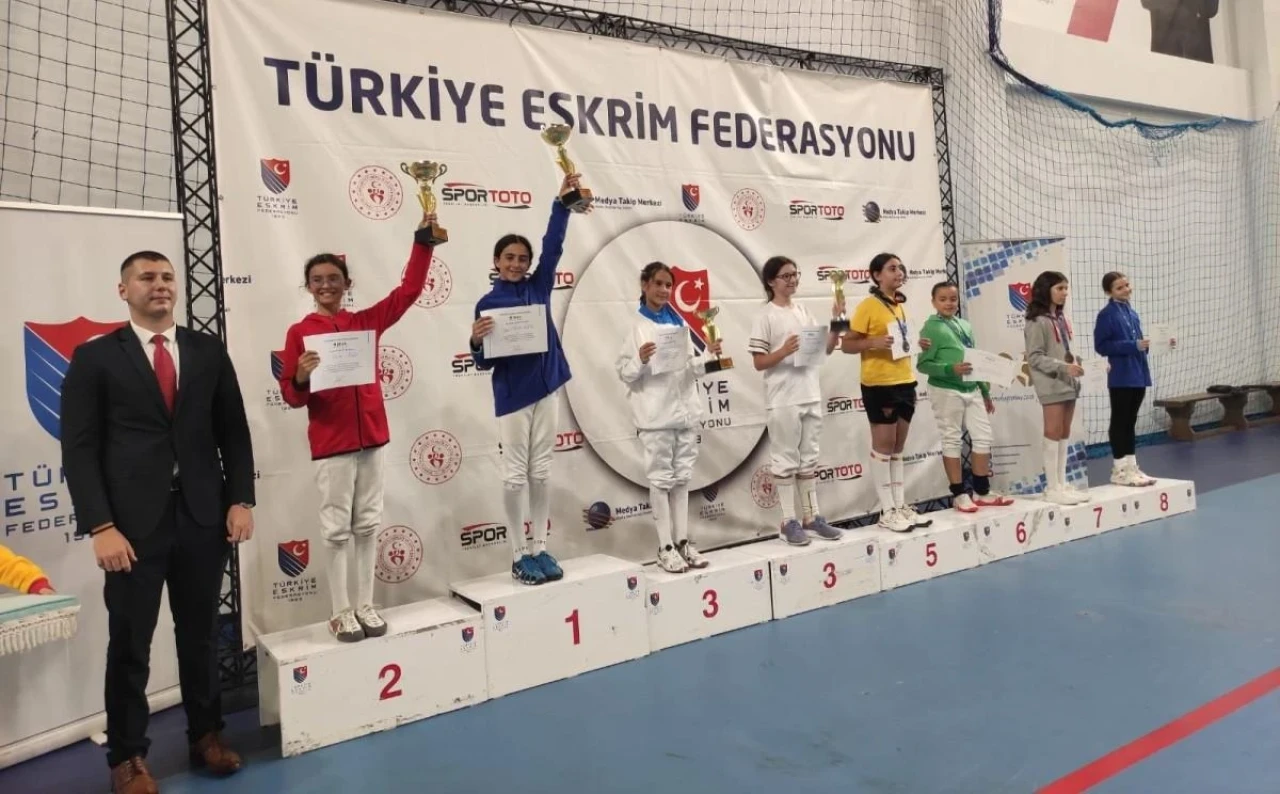 Eskişehirli Sporcular Eskrimde Büyük Başarı Gösterdi