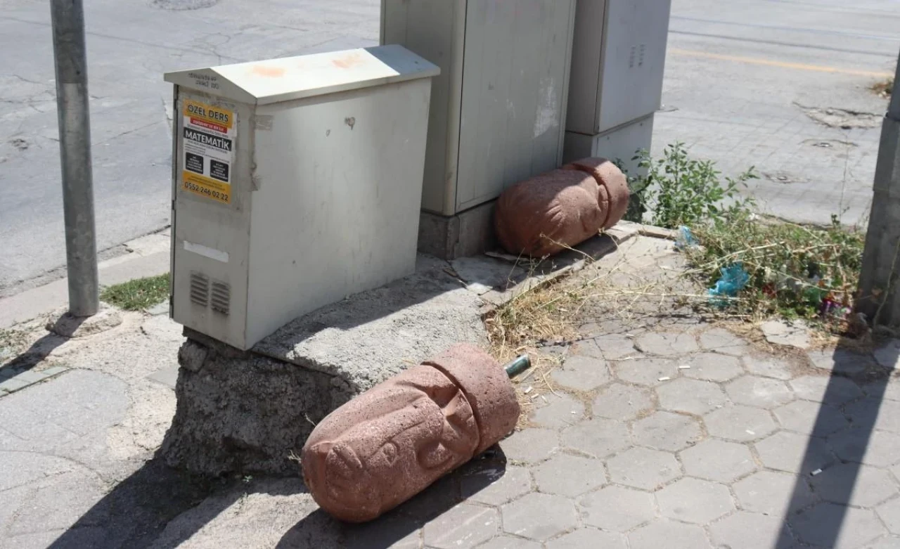 Eskişehir&#8217;de Vandalların Yeni Hedefi Beton Dubalar Oldu!