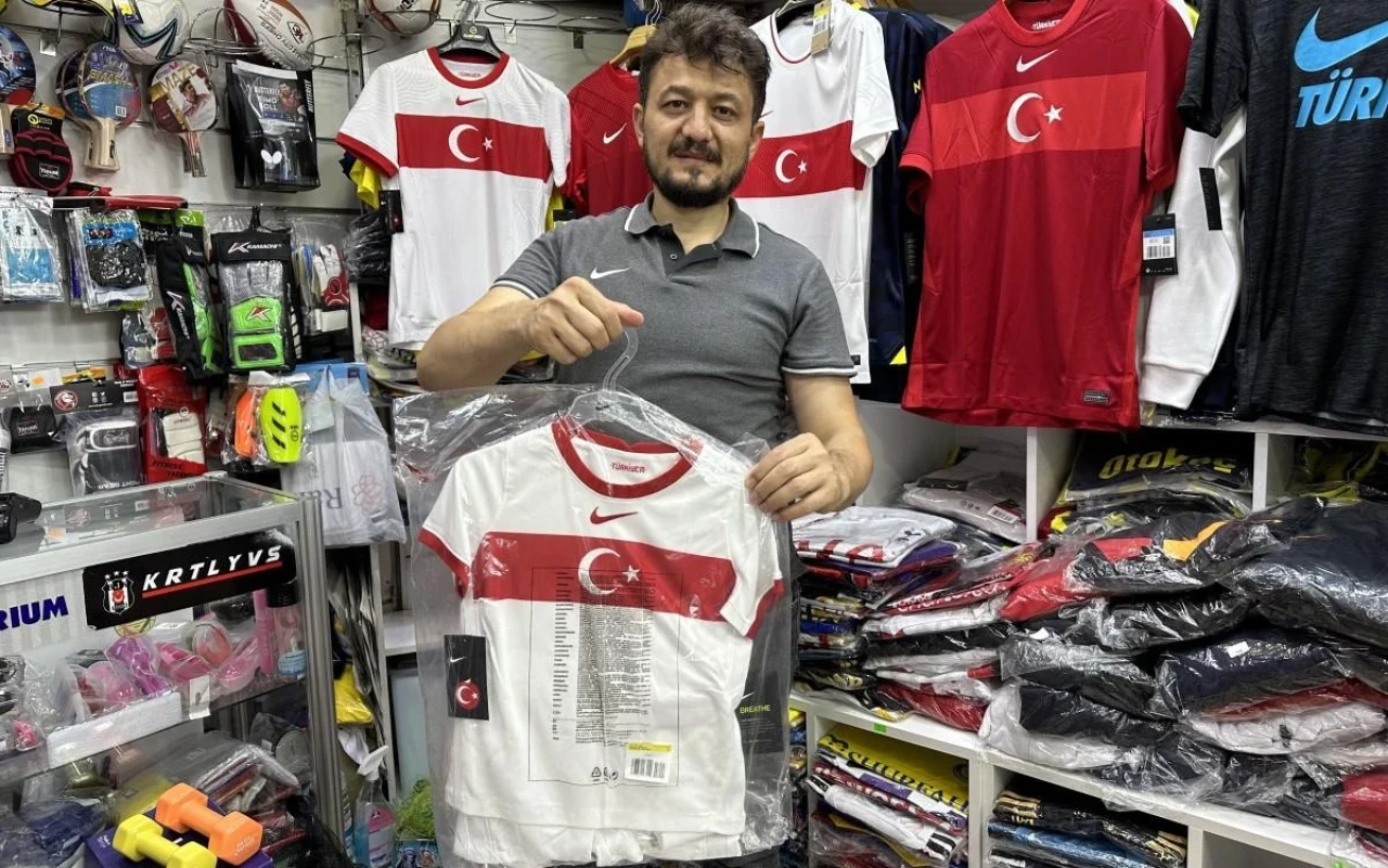 Eskişehir&#8217;de Maça Bileti Olan Forma Almaya Koşuyor