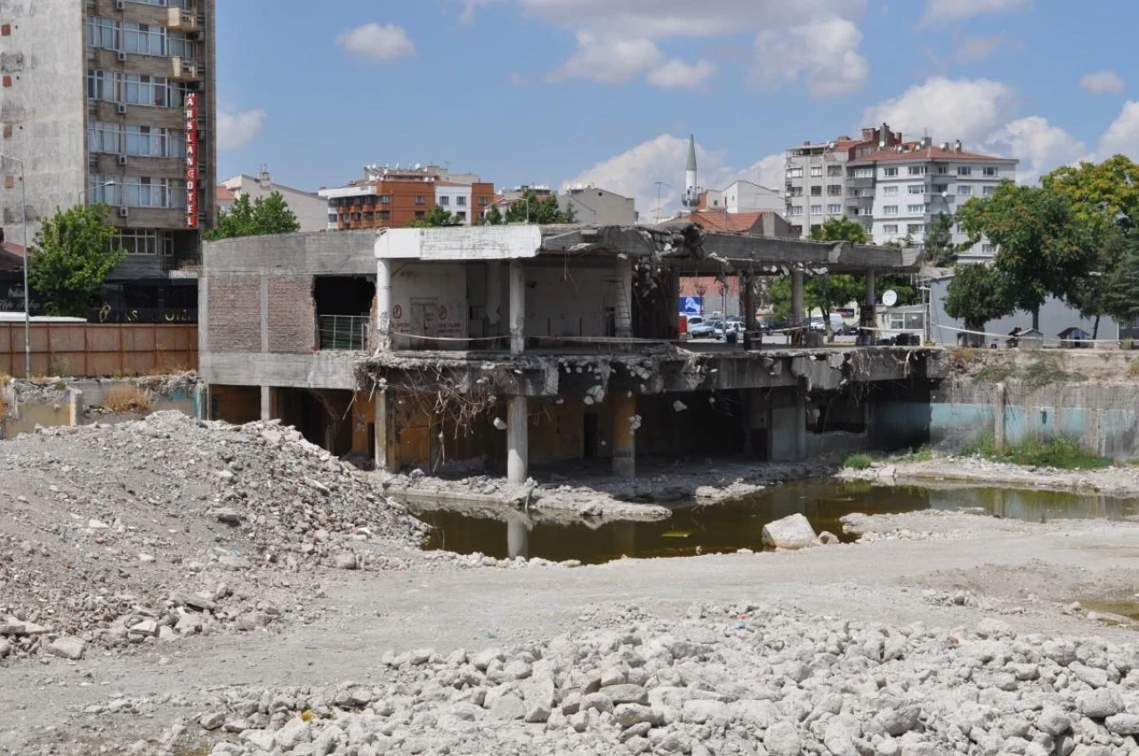 Eskişehir’de O Bina Yıllardır Yıkılmayı Bekliyor!