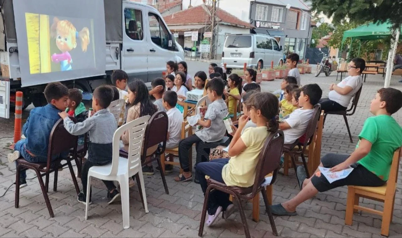 Gezici Kütüphane Eskişehir&#8217;de Bin Çocukla Buluştu