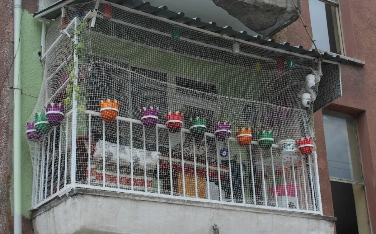 Eskişehir’de İlginç Balkon Sokağın İlgi Odağı Oldu
