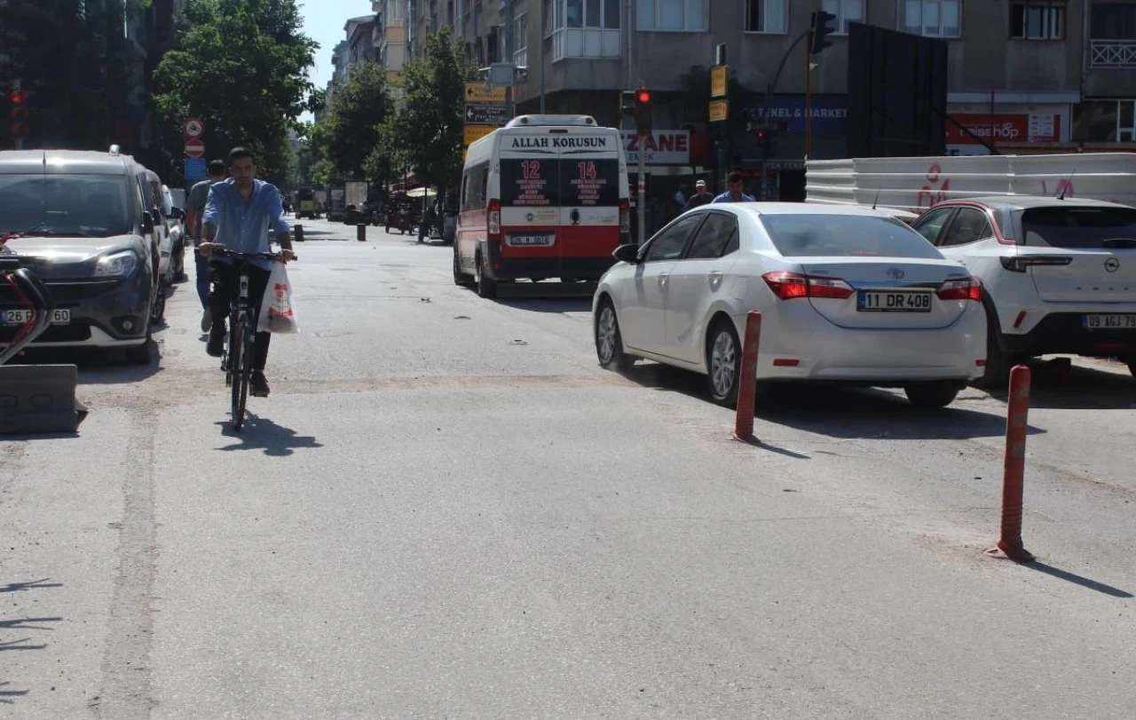 Eskişehir&#8217;de Yoldaki Bu Çukur Aylardır Kapatılmadı