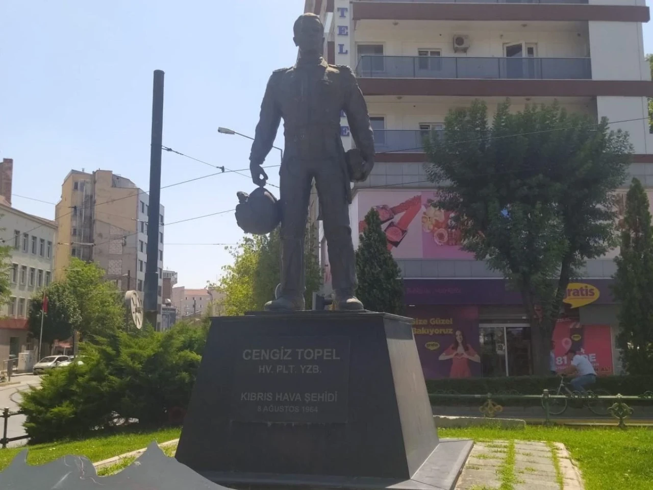 Eskişehir’de Şehit Olan Yüzbaşı Cengiz Topel Unutulmadı
