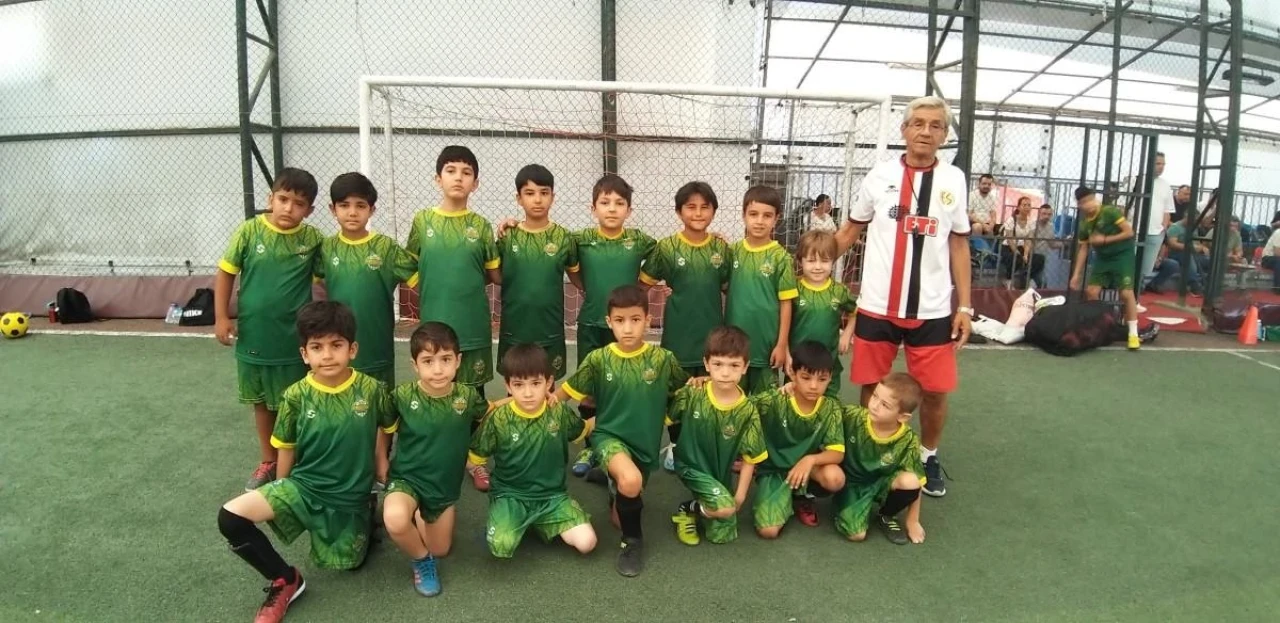 Eskişehir&#8217;de 35 Yıllık Tecrübesini Futbolcularla Paylaşıyor