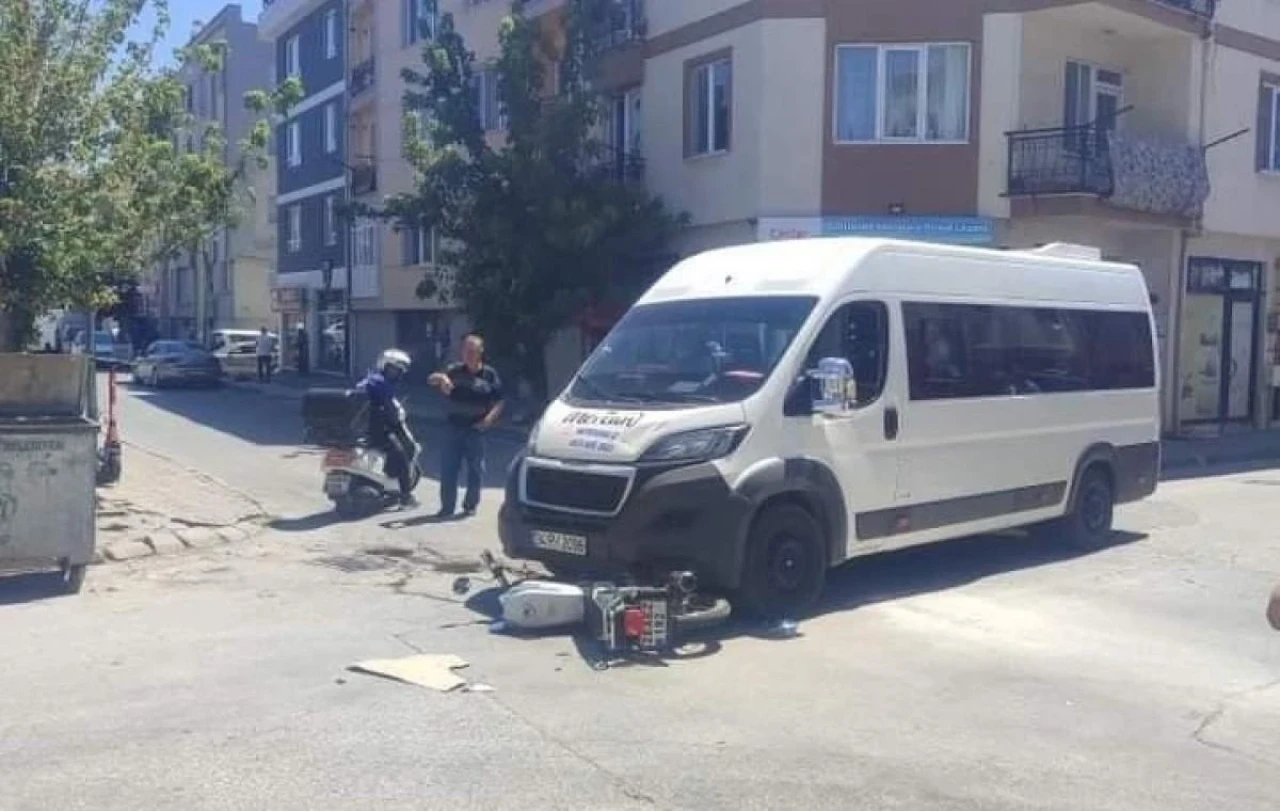 Eskişehir&#8217;de Servisin Altında Kalan Motosikletli Yaralandı