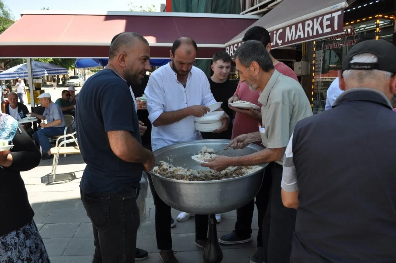 Eskişehir’de Paşa Mahallesi’nin Muhtarı Pilav Dağıttı