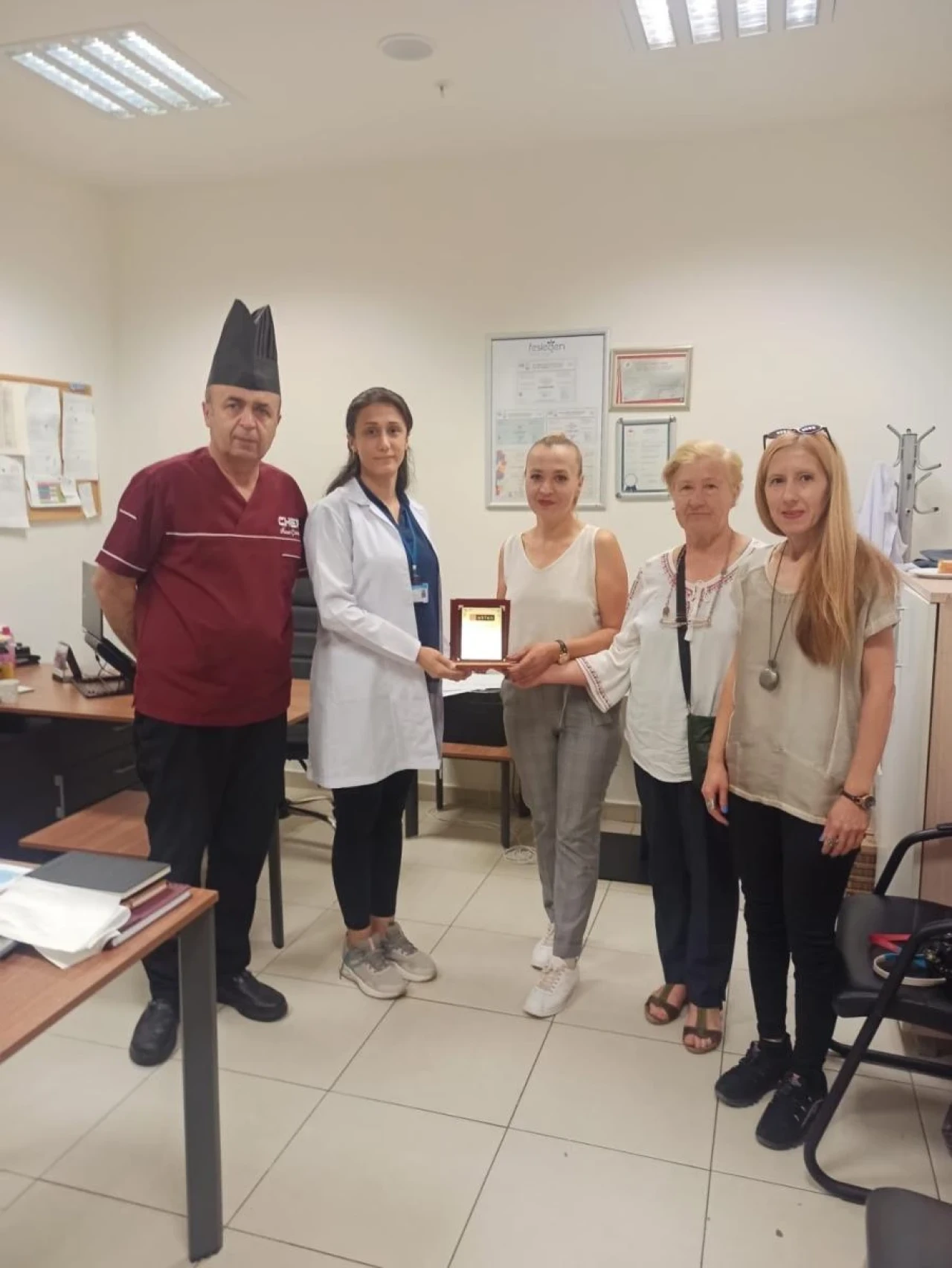 Hayvanseverlerden Eskişehir Şehir Hastanesi’ne Plaket